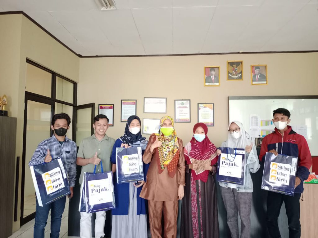 Penyerahan Hadiah Untuk Mahasiswa dari KPP Pratama 1 Cirebon